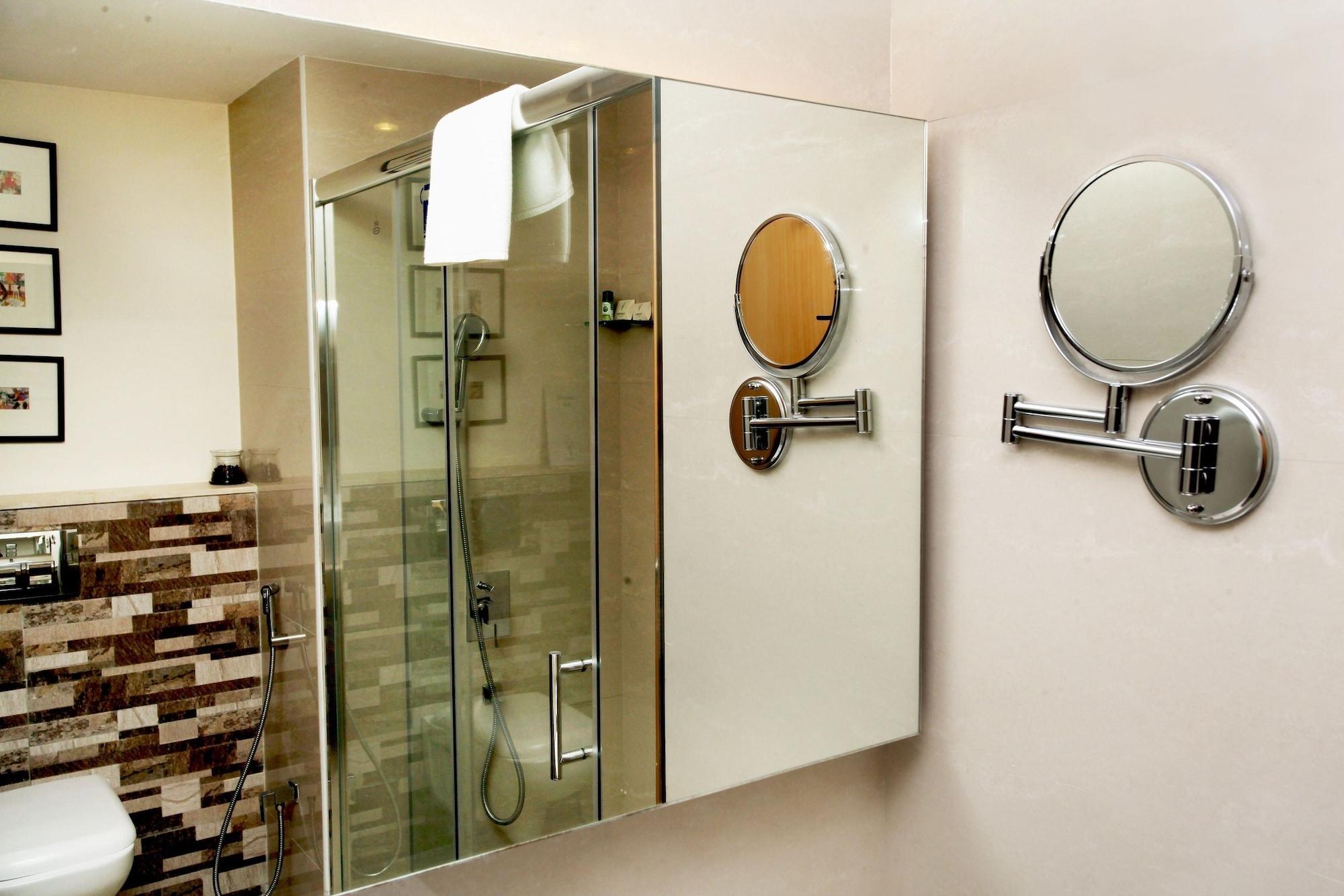 Greenpark Chennai Exteriör bild A shower enclosure