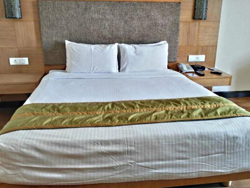 Greenpark Chennai Exteriör bild A bed with a bed runner